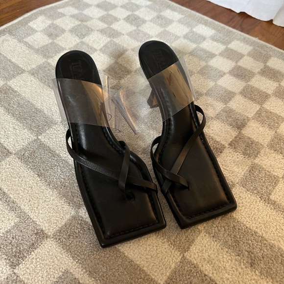 NEW Revolve Heeled Sandals - Picture 2 of 4